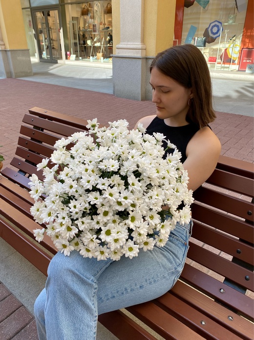 Букет из 35 кустовых белых хризантем от интернет-магазина Цветландия 24