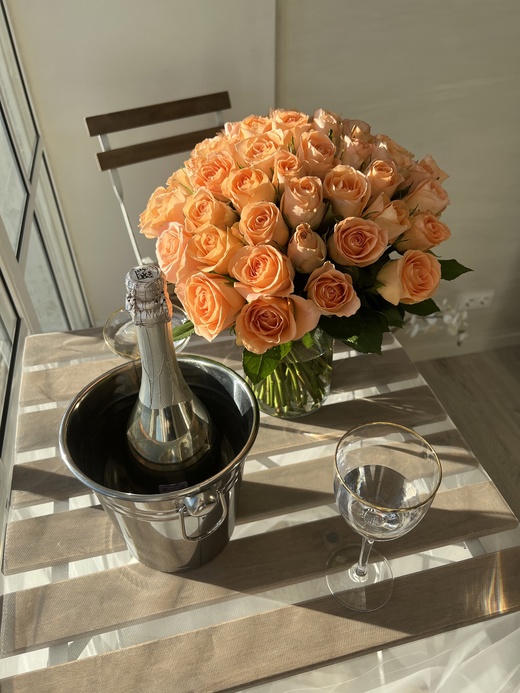 Роза персиковая 51шт 35см (Кения) купить букет с доставкой