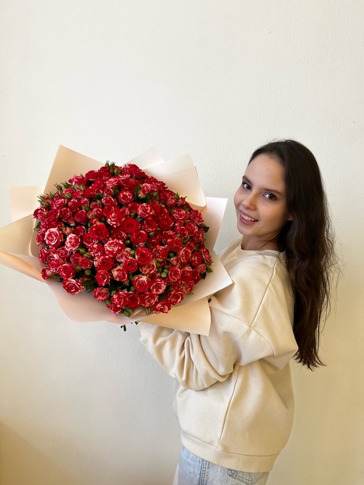 Роза кустовая красно-белая 25шт 50см купить букет с доставкой