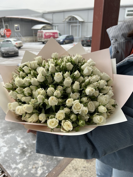 Букет из 25 белых кустовых роз 70см купить с доставкой
