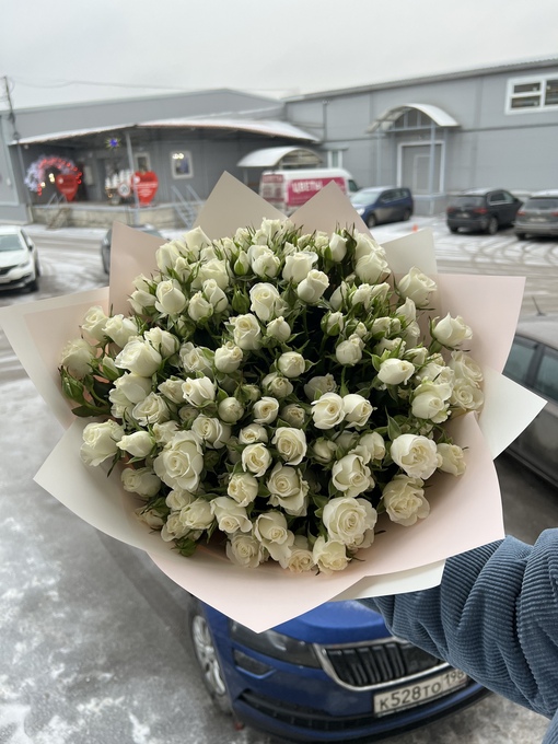 Букет из 25 белых кустовых роз 70см купить с доставкой