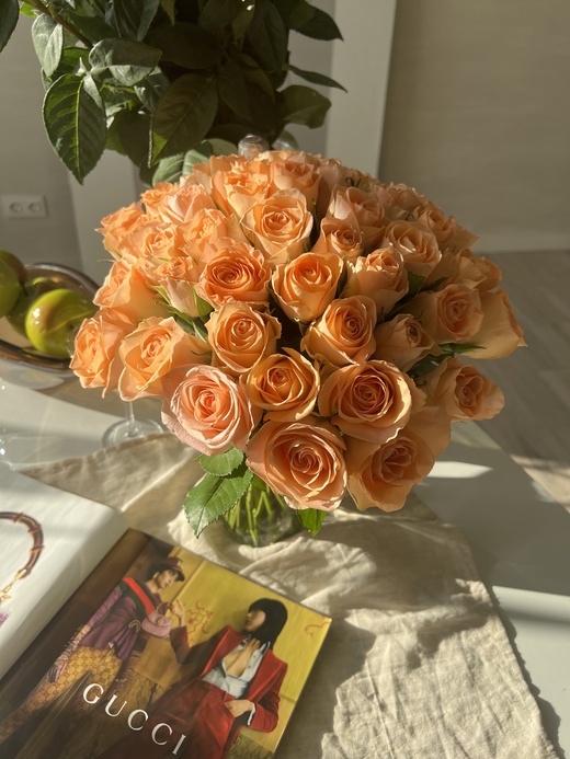 Роза персиковая 51шт 35см (Кения) купить букет с доставкой
