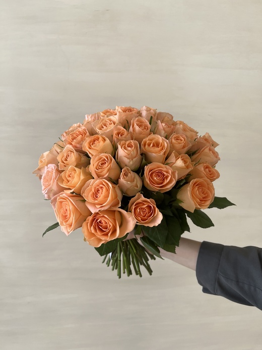Роза персиковая 51шт 35см (Кения) купить букет с доставкой